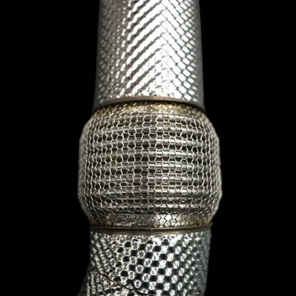 Nahaufnahme eines flexiblen Auspuffrohrs aus Metall, Tuning Teil, KTH Shop Zubehör