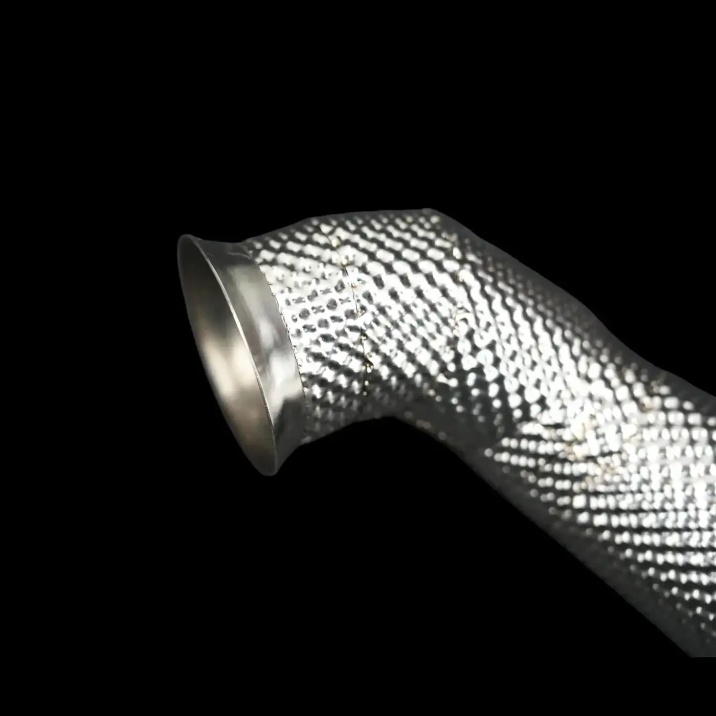 Hitzeschutz ummantelte Downpipe aus Edelstahl für Auto-Tuning, schwarzer Hintergrund