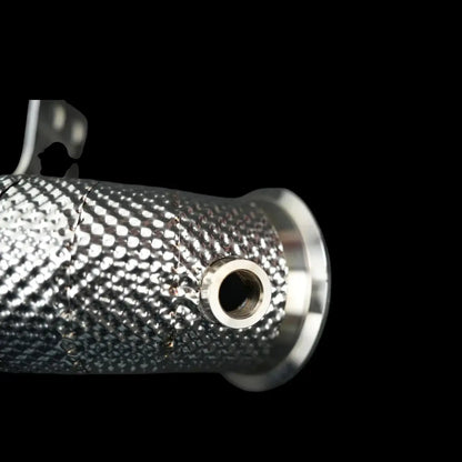 Detailaufnahme eines hochwertigen, metallischen Tuning-Teils mit Gewindeöffnung vor schwarzem Hintergrund aus dem KTH Shop.