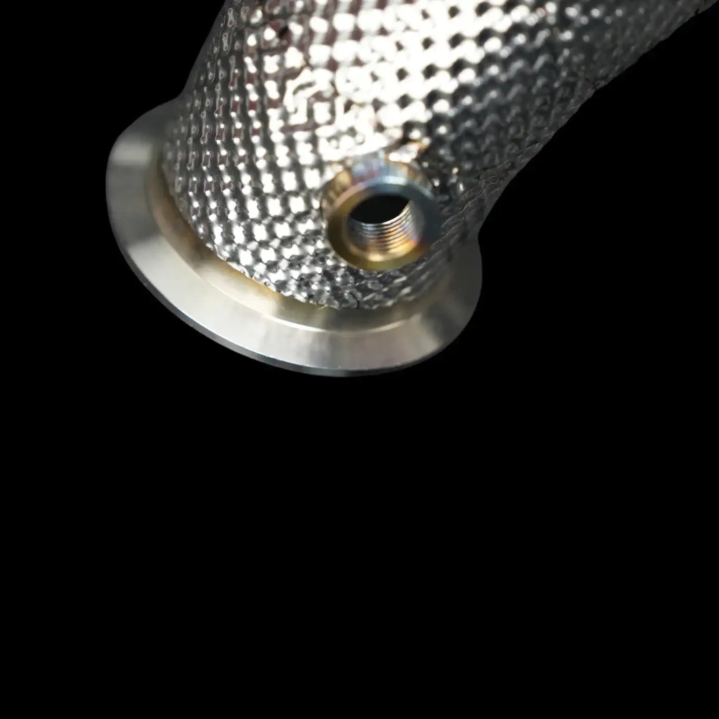 Nahaufnahme eines wärmeisolierten Autotuning-Rohrs mit Metallgewebe, KTH Shop Zubehör