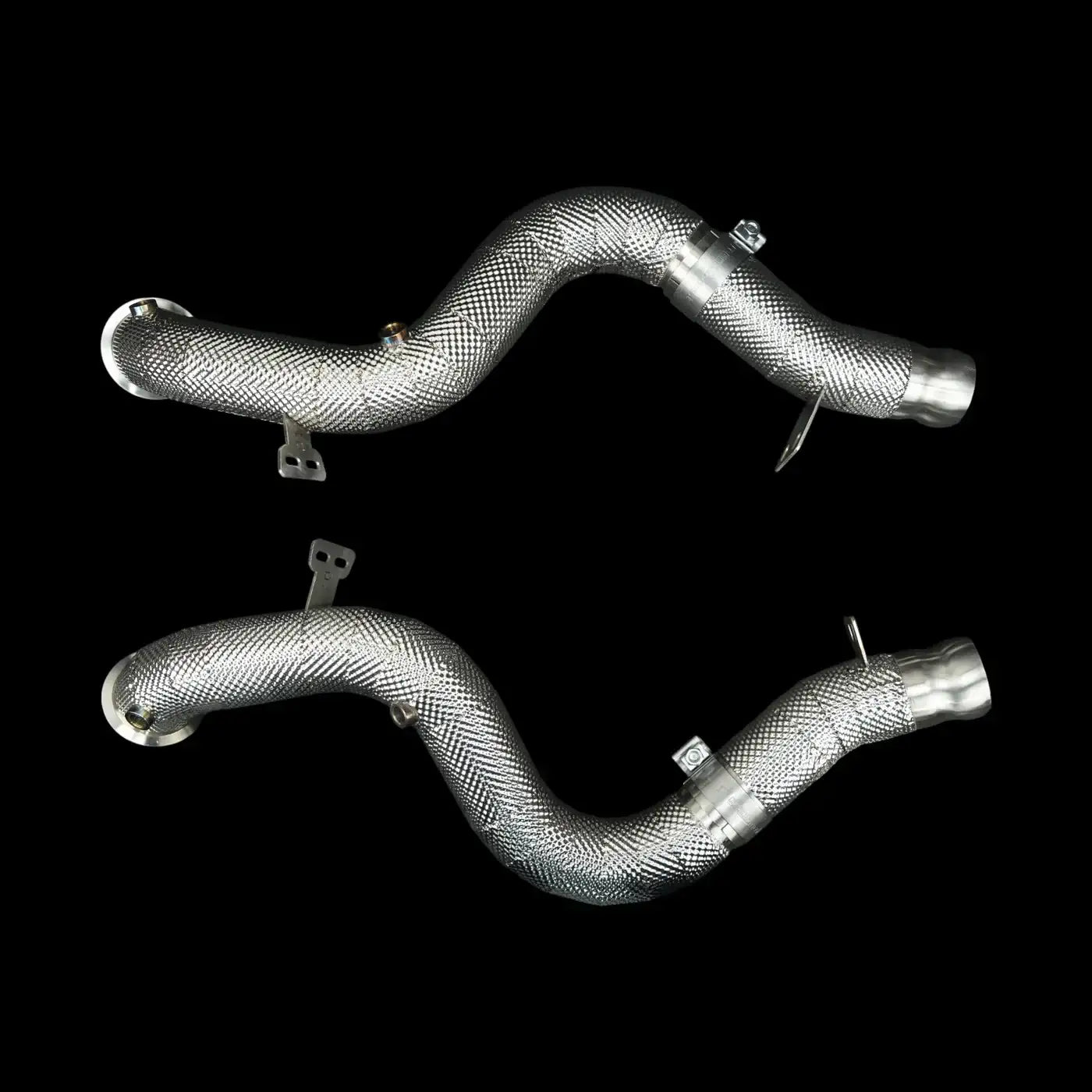 Zwei Edelstahl Downpipes für Auto-Tuning, Performance Teil, KTH Shop, schwarzer Hintergrund