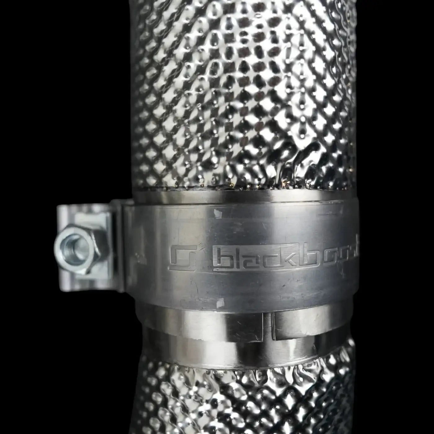 Hitzeschutz-Tuningteil aus Metall mit Schelle, Blackbox-Logo, Nahaufnahme im KTH Shop
