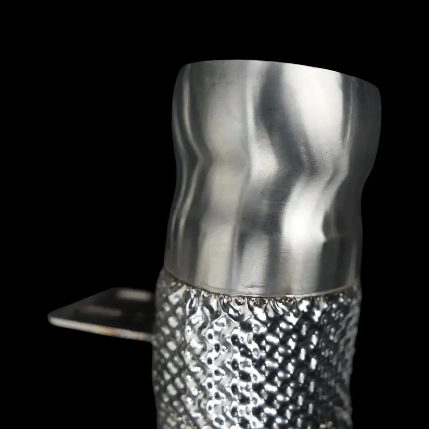 Edelstahl Tuning-Abgasrohr mit Hitzeschutz, Detailansicht auf schwarzem Hintergrund