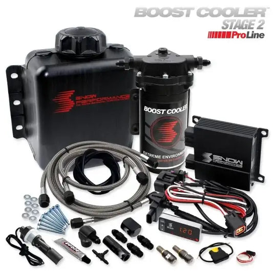 Boost Cooler Stage 2 ProLine Wassereinspritzung Komplettset für Auto-Tuning von Snow Performance, hochwertige Schläuche, Kabel, Tank und Steuergerät, zu sehen auf weißem Hintergrund im KTH Shop.