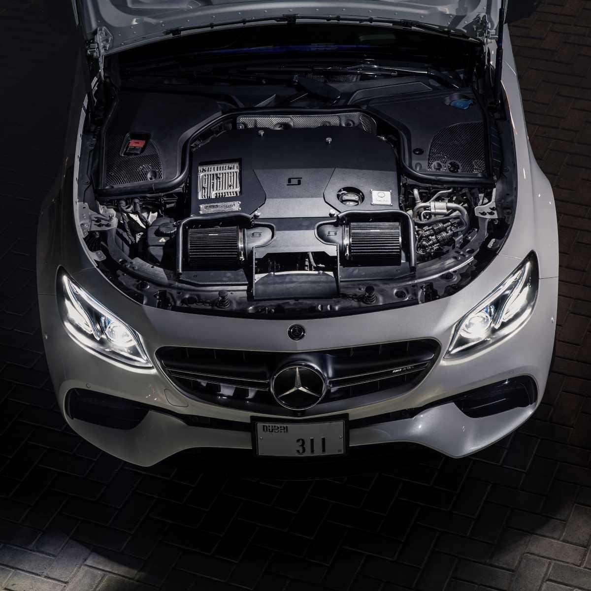 Mercedes Motorraum mit sichtbarem Tuning-Luftansaugsystem, hochwertiges Tuning-Teil