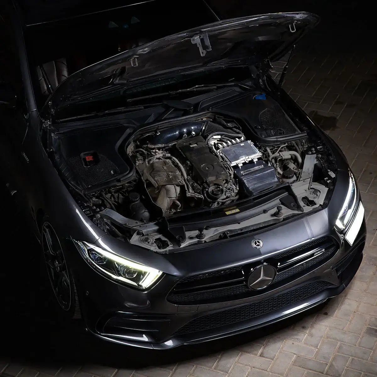 Mercedes-AMG CLS mit offenem Motorraum, hochwertige Tuning-Teile, KTH Shop Tuning Onlineshop