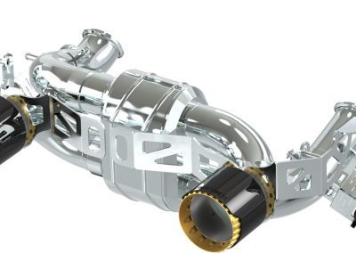 Maserati MC20 | Capristo - Klappengesteuerte Sportauspuffanlage, farbig eloxierte Endrohre (schwarz, rot, silber*) oder vergoldete Endrohre mit Aluminium Außenhülse in wicrom black.